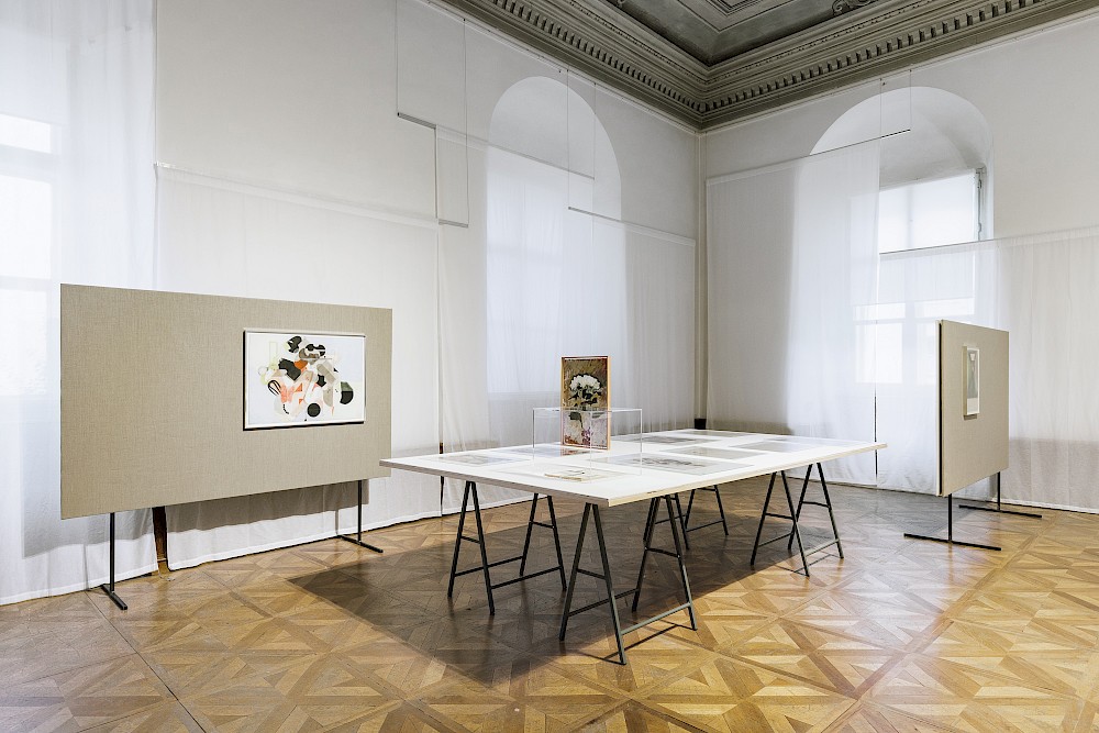 Ausstellungsansicht, Hortensie /Figuren (Bühne), um 1938, Komposition mit Musikinstrumenten, 1925–1931