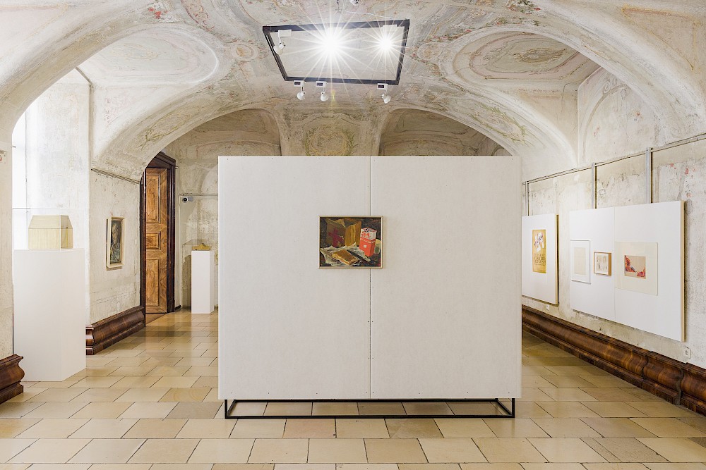 Ausstellungsansicht mit Care-Paket von Otto Rudolf Schatz, u.a.