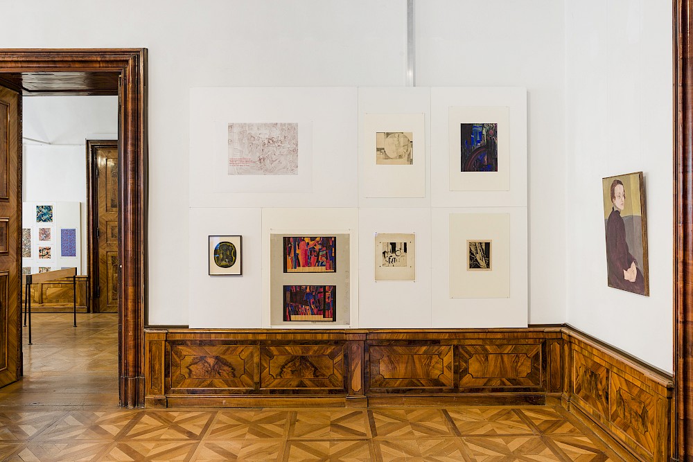 Ausstellungsansicht mit Arbeiten von Silvia Koller, Otto Franz Erich Wagner, Oskar Strnad, Erika Giovanna Klien, Elisabeth Karlinsky, Gerta Hammerschmied, u.a.