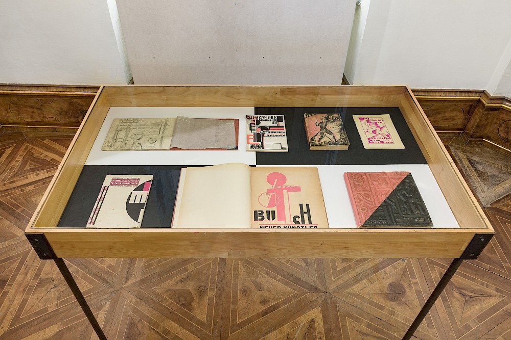 Ausstellungsansicht mit Arbeiten von Elisabeth Karlinsky, Erika Giovanna Klien, Carry Hauser, u.a.