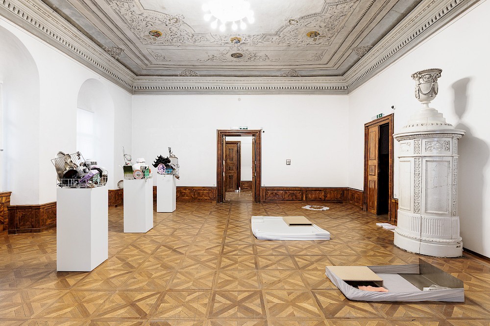 to display, to support, to care