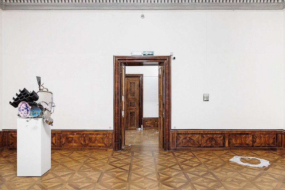 to display, to support, to care