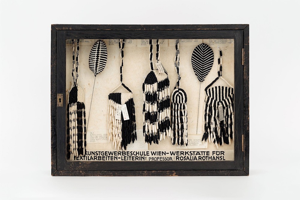 Posamenten in einer Ausstellungsvitrine