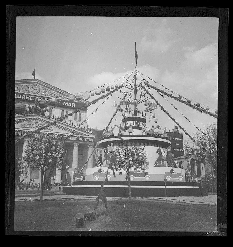 Konvolut Sowjetunion (F/SU), 1931–37, Bolschoi-Theater mit Mai-Dekoration / Propaganda für Kinder (?)